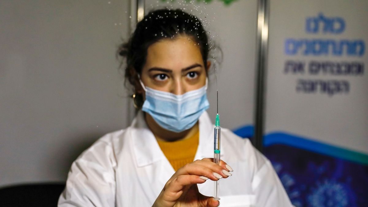 Z Izraele bude světová vakcínová laboratoř Pfizeru. Získá za to víc dávek
